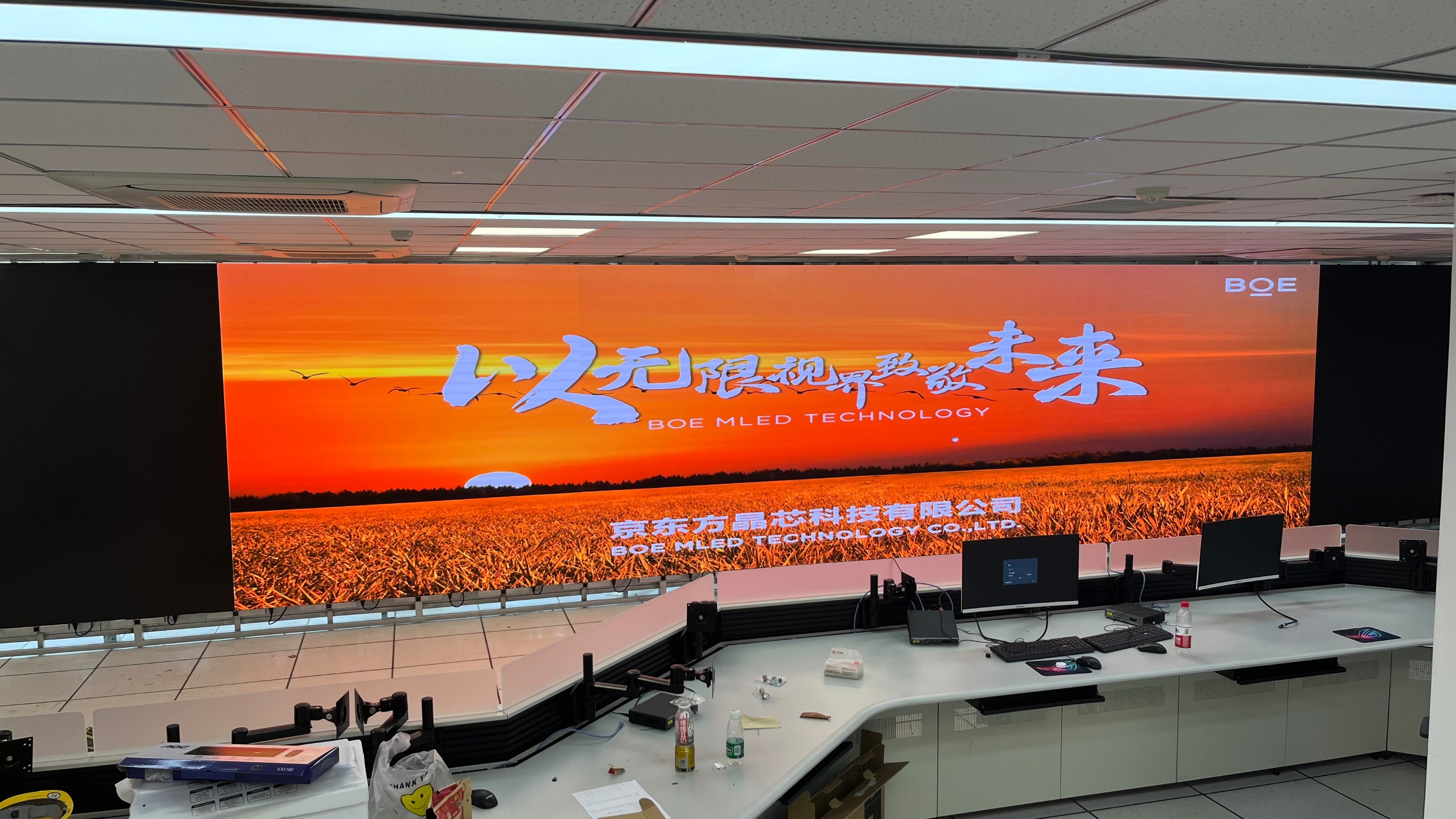 蔡甸汽車測(cè)試場(chǎng)COB1.2安裝調(diào)試完成   尺寸： 13.8*2.3625 ；像素點(diǎn) ：11040*1890 